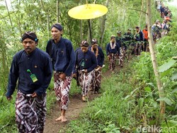 Anak Mbah Maridjan Pimpin Labuhan Merapi Keraton Yogya