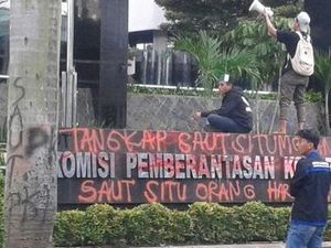 Momen Demo HMI Ricuh di Depan KPK, ini Penampakannya