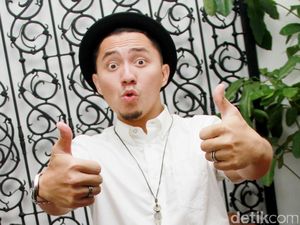 Omesh Kenang Sosok Ayah Lewat Mobil Darurat Padodi Omesh Kenang Sosok Ayah Lewat Mobil Darurat Padodi