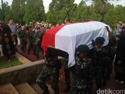Andi Ghalib Dimakamkan Secara Militer di TMP Kalibata