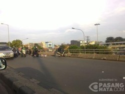 Pemotor Tabrak Pengayuh Sepeda di Fly Over Menuju Casablanca