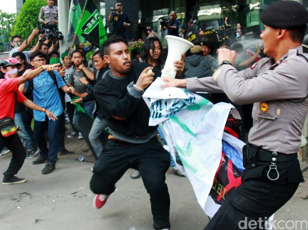 Demo HMI di KPK Ricuh