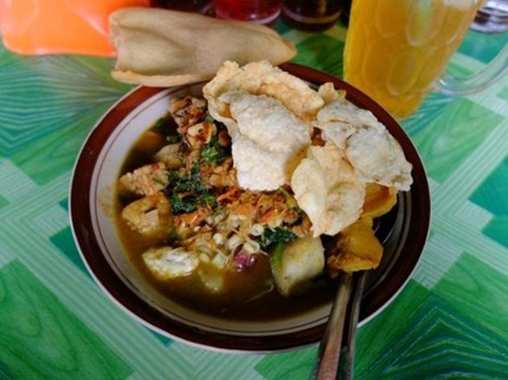 Saat Kuah Soto Bertemu Sayuran Berbumbu Rujak di Banyuwangi Saat Kuah Soto Bertemu Sayuran Berbumbu Rujak di Banyuwangi