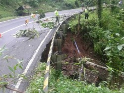 Awas! Jalur Selatan Banyuwangi-Jember Via Gumitir ada yang Ambles