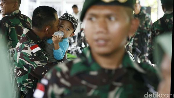 Prajurit TNI Mencium Anak Sebelum Bertugas