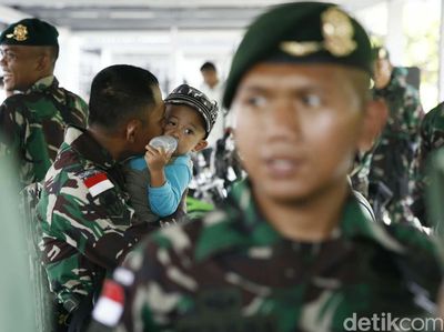 Prajurit TNI Mencium Anak Sebelum Bertugas