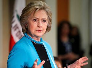 Hillary Clinton Sebut Donald Trump Penipu Hillary Clinton Sebut Donald Trump Penipu