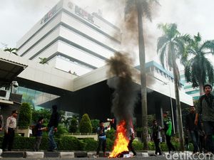 3 Polisi Alami Luka Akibat Lemparan Batu Massa HMI di Depan KPK