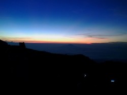 Saat Gunung Tak Lagi Sunyi, Ribuan Orang Memilih Jadi Pendaki Saat Libur Tiba