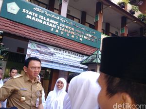 Ahok Beri Semangat ke Siswa SMP dan MTsN Jelang Ujian Nasional Ahok Beri Semangat ke Siswa SMP dan MTsN Jelang Ujian Nasional