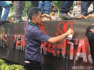 Massa HMI Terus Bertambah, Kini Corat-coret Gedung KPK