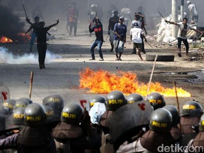 Warga Tolak Penggusuran, Dadap Mencekam