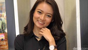 Gaya si Manis Stella Cornelia dengan Rok Mini