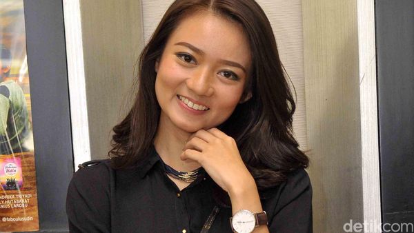 Gaya si Manis Stella Cornelia dengan Rok Mini