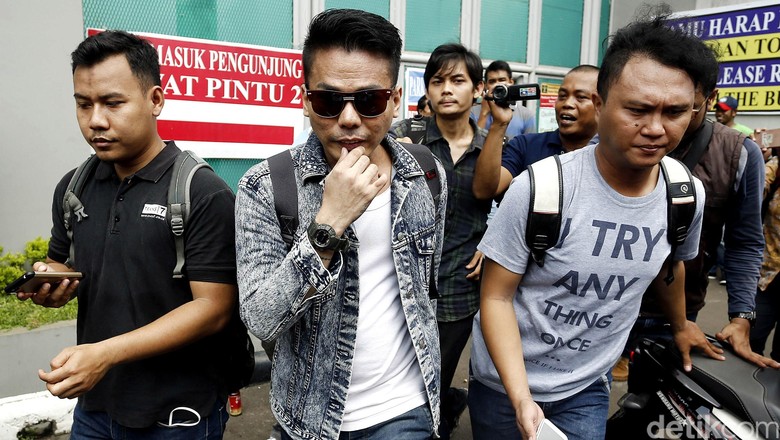 Artis 19 Tahun Juga Dagang Lewat Muncikari E, Robby Abbas Kenal?