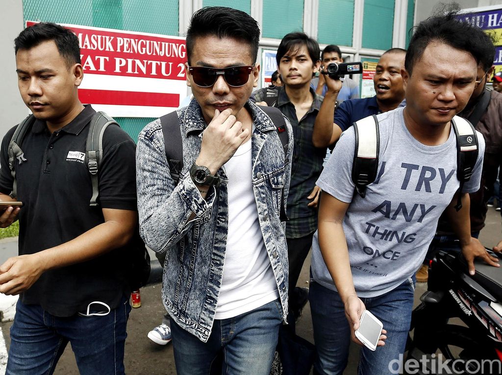 Robby Ungkap Artis Cowok Juga Banyak yang Mejeng di Situs Prostitusi Robby Ungkap Artis Cowok Juga Banyak yang Mejeng di Situs Prostitusi