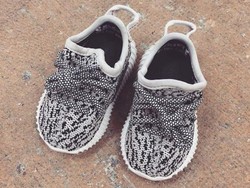 Sepatu Paling Laris, Sneakers Yeezy Kanye West Akan Rilis Untuk Anak Kecil