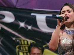 Di Balik Erotisme dan Sensasi Dunia Dangdut Irma Bule