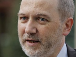 Didera Skandal Pelecehan Seks, Wakil Ketua Parlemen Prancis Mundur