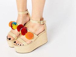 Editors Choice: Atraktif dengan Variasi 5 Sepatu Aksen Pom Pom