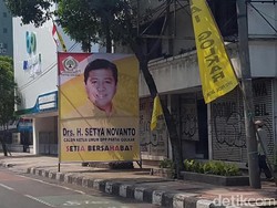 Baliho Caketum Golkar Setya Novanto Halangi Jalur Pejalan Kaki