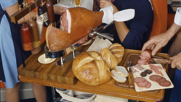 Potret Menu di Pesawat Zaman Dulu yang Bikin Ngiler