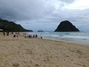 Aneka Aktivitas Liburan Seru di Pantai Pulau Merah Banyuwangi