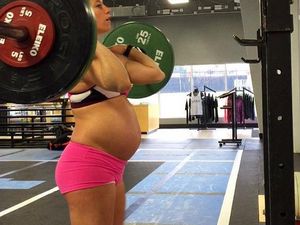 Wanita Hamil Jadi Sensasi karena Olahraga Angkat Beban Jelang Melahirkan