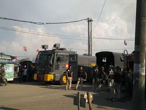 2 Water Canon Disiagakan di Dadap Tangerang, Warga Masih Bakar Ban