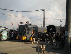 2 Water Canon Disiagakan di Dadap Tangerang, Warga Masih Bakar Ban