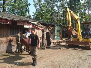 60 Bangunan Liar di Lokasi Wisata Perhutani Dibongkar, Tidak Ada Perlawanan