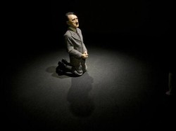 Patung Hitler Berlutut Dilelang Rp 228 Juta