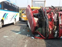 Kecelakaan 3 Truk di KM 24 Tol Cikampek, Lalin Menuju Cikarang Merayap 21 Km