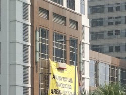 Spanduk Protes Lucy in The Sky di Sudirman Mansion Dipasang Lagi