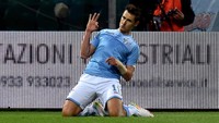Tua-tua keladi pantas disematkan ke Miroslav Klose di masa jayanya. Pada musim 2012/2013, Klose bisa bikin lima gol ke gawang Bologna di pertandingan Serie A. Ia menjadi pemain Lazio pertama yang bisa melakukannya, dan yang pertama di Serie A sejak terakhir ditorehkan Roberto Puzzo pada 1986. (Foto: Getty Images/Tullio M. Puglia)