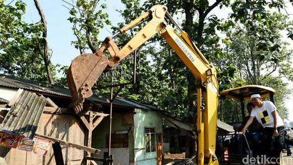 Bupati Purwakarta Pantau Penertiban Bangunan Liar