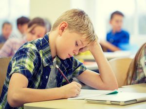 Anak Sedang Sibuk Ujian, Ini yang Sebaiknya Dilakukan Orang Tua