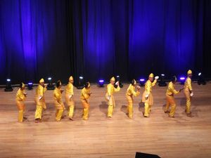 Peronel Satgas Indobatt Pukau Warga Beirut dengan Tari Piring