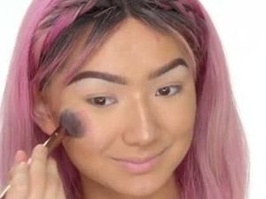 Beauty Vlogger Ini Pakai Lipstik Kylie Jenner Sebagai Eyeliner & Gambar Alis