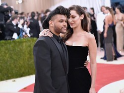 Makin Mesra Pasca Balikan, Bella Hadid-The Weeknd Kepergok Ciuman