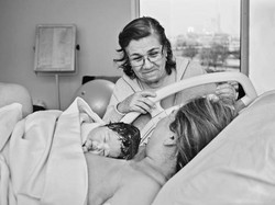 Foto: Momen Haru Ketika Ibu Dampingi Anak Perempuan Mereka Melahirkan