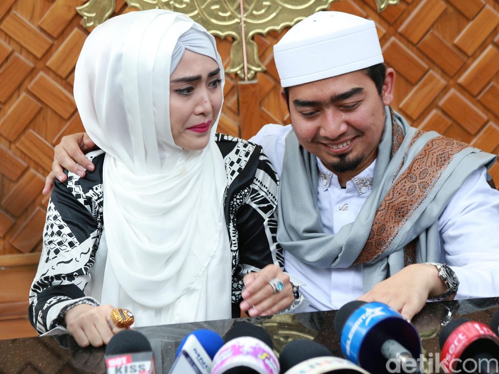 Takut Dipoligami, April Jasmine Sempat Ogah Sama Ustaz Solmed Takut Dipoligami, April Jasmine Sempat Ogah Sama Ustaz Solmed