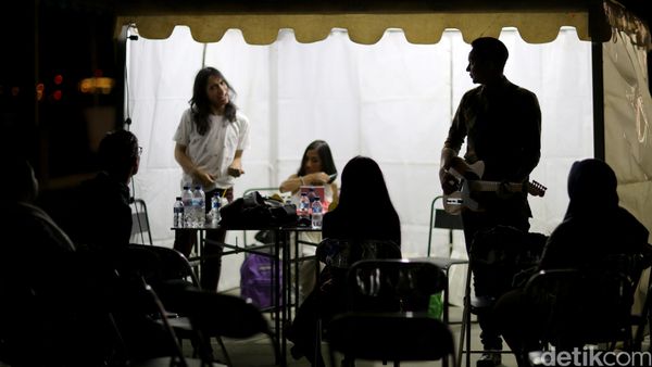 Suasana di Belakang Panggung Barasuara