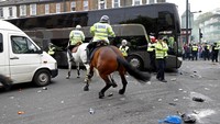 Kepolisian setempat memberikan pengamanan terhadap bus MU yang akan memasuki stadion. Eddie Keogh/Reuters/detikFoto.