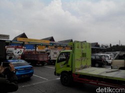 Macet di Gerbang Tol Jadi Salah Satu Keluhan Pengguna Mobil di Jakarta