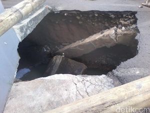Bina Marga DKI: Jalan di Perumahan Ceger Bukan Ambles, Pelat Salurannya Rusak