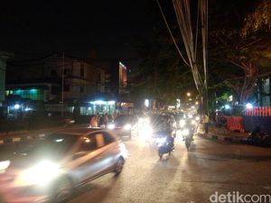 Ada Kabel Listrik Menjuntai di Jl Cikini Raya