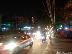 Ada Kabel Listrik Menjuntai di Jl Cikini Raya