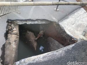 Ada Jalan Ambles Berdiameter 2-3 Meter di Perumahan Ceger
