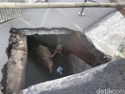 Ada Jalan Ambles Berdiameter 2-3 Meter di Perumahan Ceger
